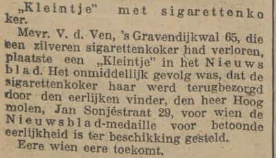 Artikel '„Kleintje” met sigarettenkoker.' uit  van  dec 
