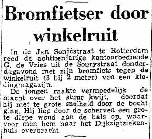Artikel 'Bromfietser door winkelruit' uit  van  dec 

