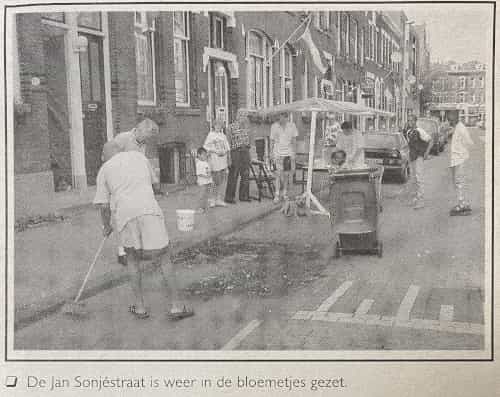Artikel 'De Jan Sonjéstraat is weer in de bloemetjes gezet.' uit  van  dec 
